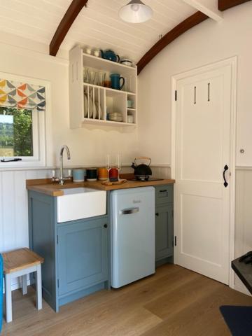 Coachroad Shepherds Huts Petworth Exterior photo